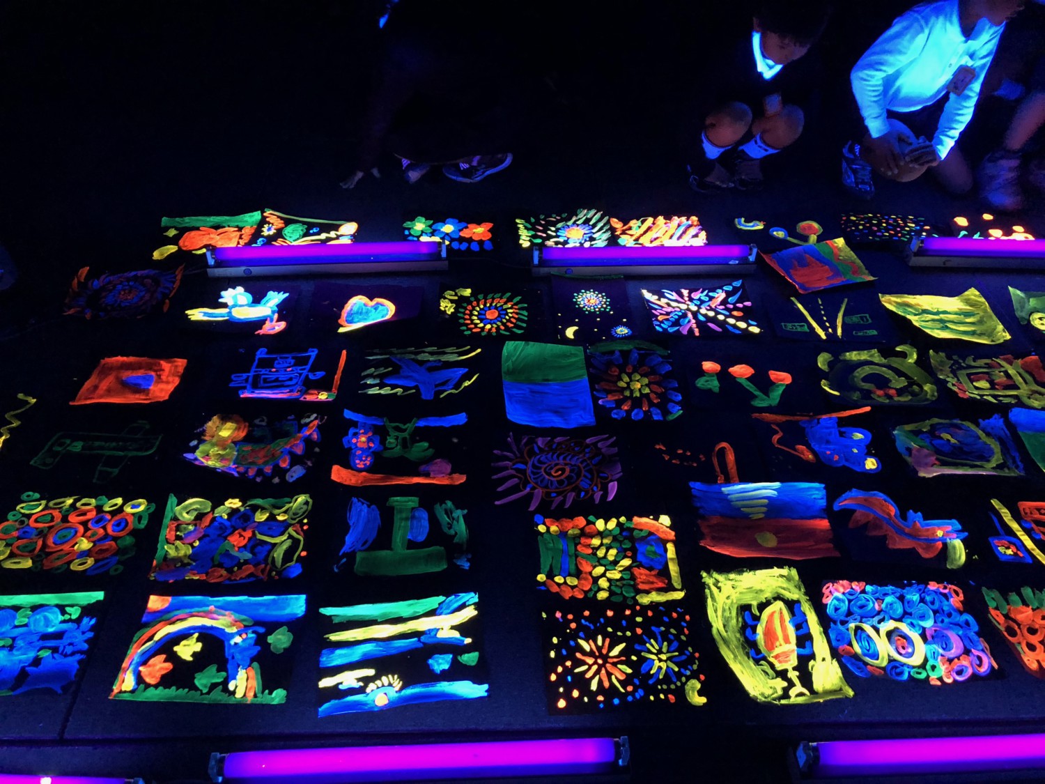 ブラックライトでビル景を描こう 展覧会関連イベント 熊本市現代美術館 Camk